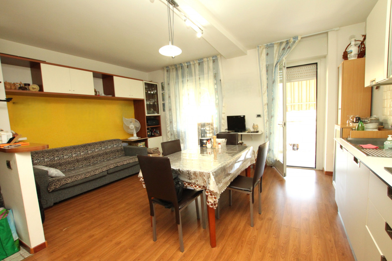 BILOCALE IN OTTIMA POSIZIONE IN VIALE EUROPA rif. 21760